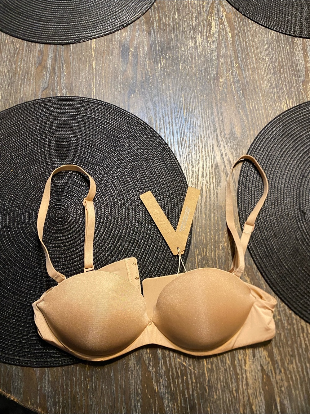 SKIMS ultimate push up strapless clay 32A Bra NWT creases in pad